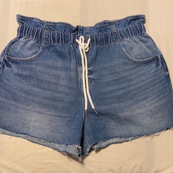 Like new high waisted elastic waist mom jean shorts